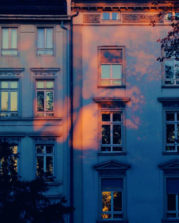 «Je marchais le long du boulevard… Les immeubles se découpaient à contre-jour. Quelquefois sur la façade de l'un d'eux, une grande tache de soleil… Ces contrastes de l'ombre et de la lumière du soleil couchant, cette chaleur et ce boulevard vide...»

— Modiano
#VoyageDeNoces