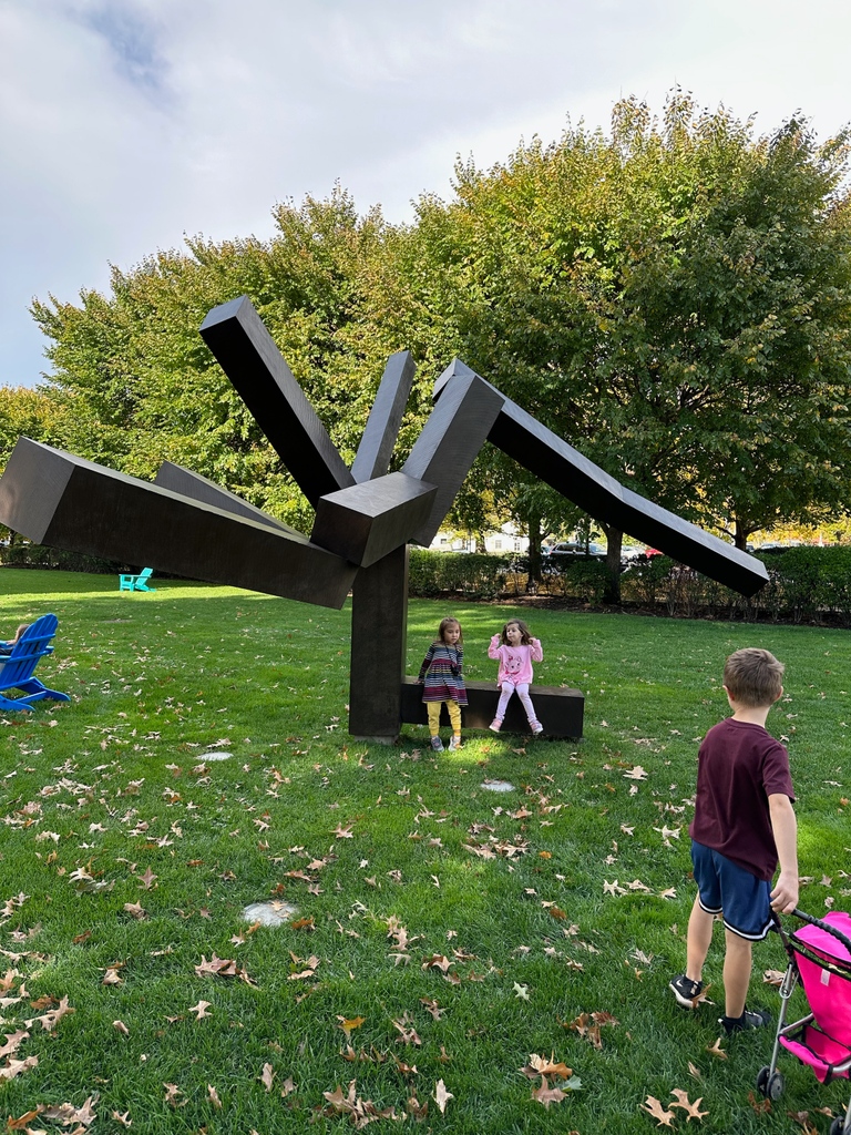 Happy birthday to artist Joel Shapiro 🎂
These two cuties enjoyed sitting on one of his sculptures at our outdoor sculpture tour...