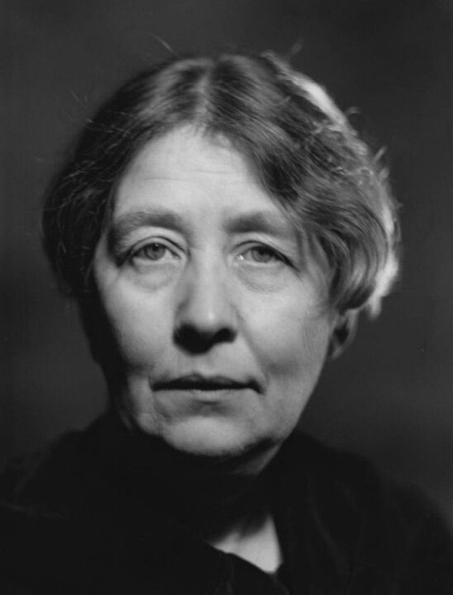 Estelle Sylvia Pankhurst war eine Frauenrechtlerin und Aktivistin der Suffragettenbewegung. Darüber hinaus kämpfte sie in der Arbeiterbewegung und engagierte sich gegen Antisemitismus und Kolonialismus. 
5. Mai 1882 - 27. September 1960
