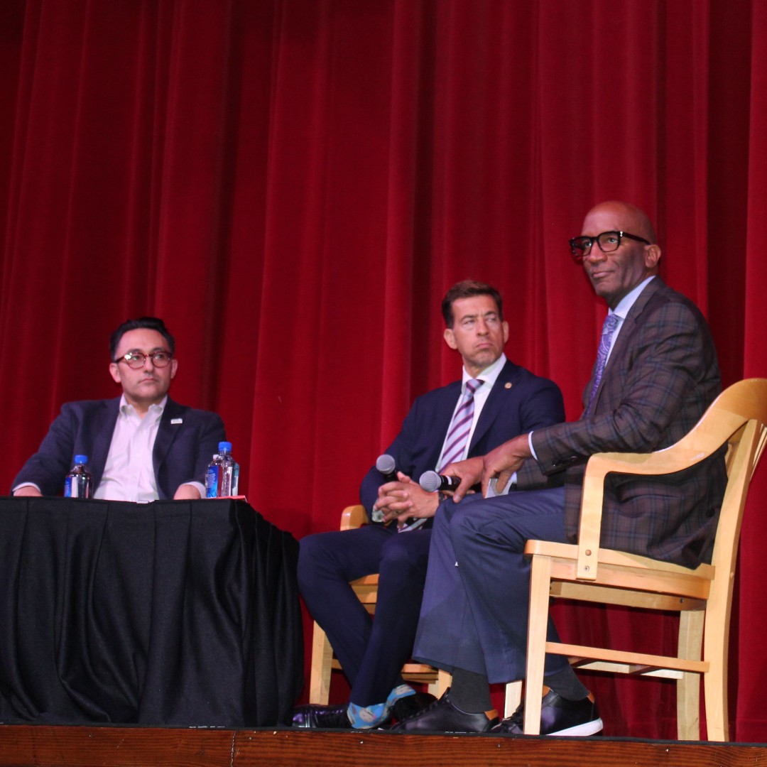 ChicagoBarAssoc's tweet photo. Great session last night of Law at the Library: Know Your Rights - Books Bans and the Law, with Sec. of State Alexi Giannoulias and Chicago Public Library Commissioner Brown. Judge Robert Harris moderated on the damaging effects of book bans and new Illinois legislation.#CBA150 https://t.co/EO8Hc7XwsA