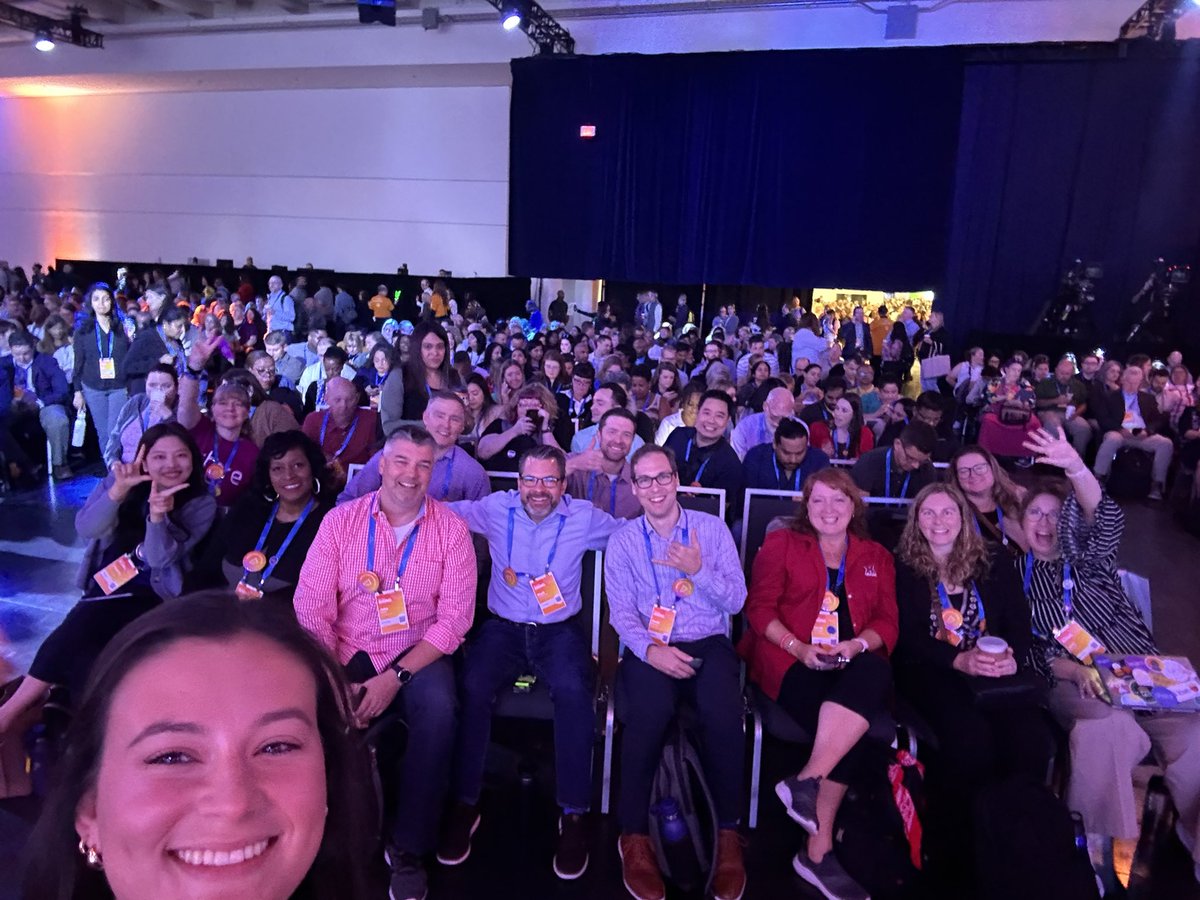 MiaPasley's tweet photo. #WDAYSocialSquad is ready for Day 2! The Innovation Keynote starts NOW! 🤩 #WDAYRising https://t.co/QGLpjQ2kCa