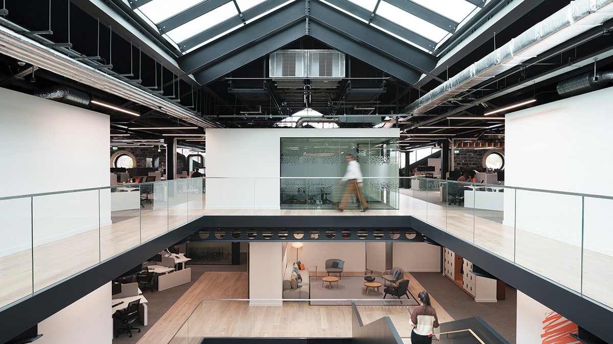 StructureTone's tweet image. In 2022, @Fiserv leased about 70,000sf in Ten Hanover Quay. Over the past year, the company teamed up with @ST_Dublin to transform the recently renovated building into Fiserv’s Irish headquarters. #STOBGinsights explores this standout project: ow.ly/5HNj50PIvRT