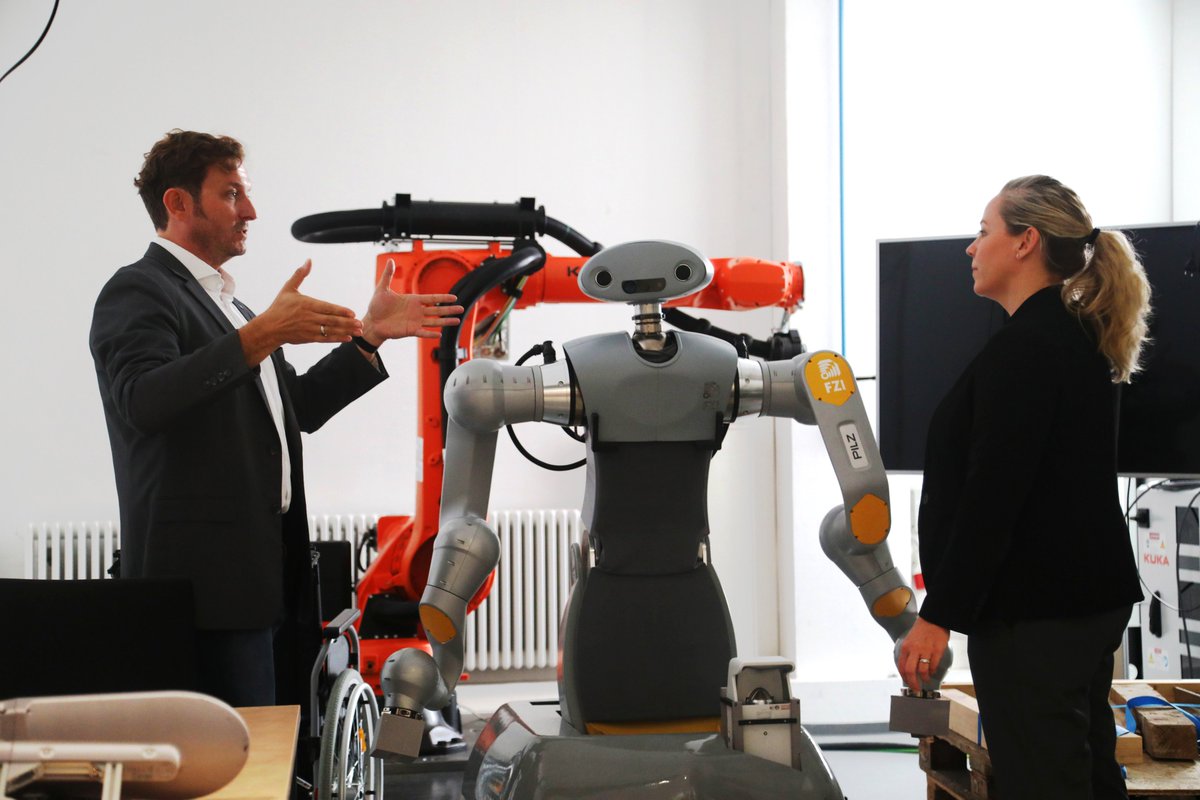 FZI_official's tweet image. Vergangene Woche besuchte uns Public Diplomacy Chief Heide Ramsay vom @usconsfrankfurt. Gemeinsam mit @JonasFegert, @AchimRettinger und @wiesenbe erkundeten sie technologische Highlights von Karlsruhe und sprachen über transatlantische Herausforderungen der #DigitalDemocracy.