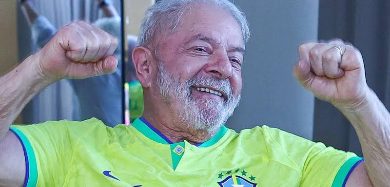 vinicios_betiol's tweet photo. Não, não é uma notícia de um presidente se dizendo patriota só pq está com a camisa da CBF. É uma notícia de que o governo Lula lançou hoje o novo PAC. O programa prevê investimentos de 65 bilhões em educação, saúde, mobilidade, infraestrutura e sustentabilidade. Esses investimentos dão suporte para o crescimento da economia brasileira; para a melhoria de vida das pessoas e aquece a economia, gerando mais empregos. Eu votei no Lula foi para isso. Triste de ver quem tem saudades do presidente que gostava de investir em motociata.