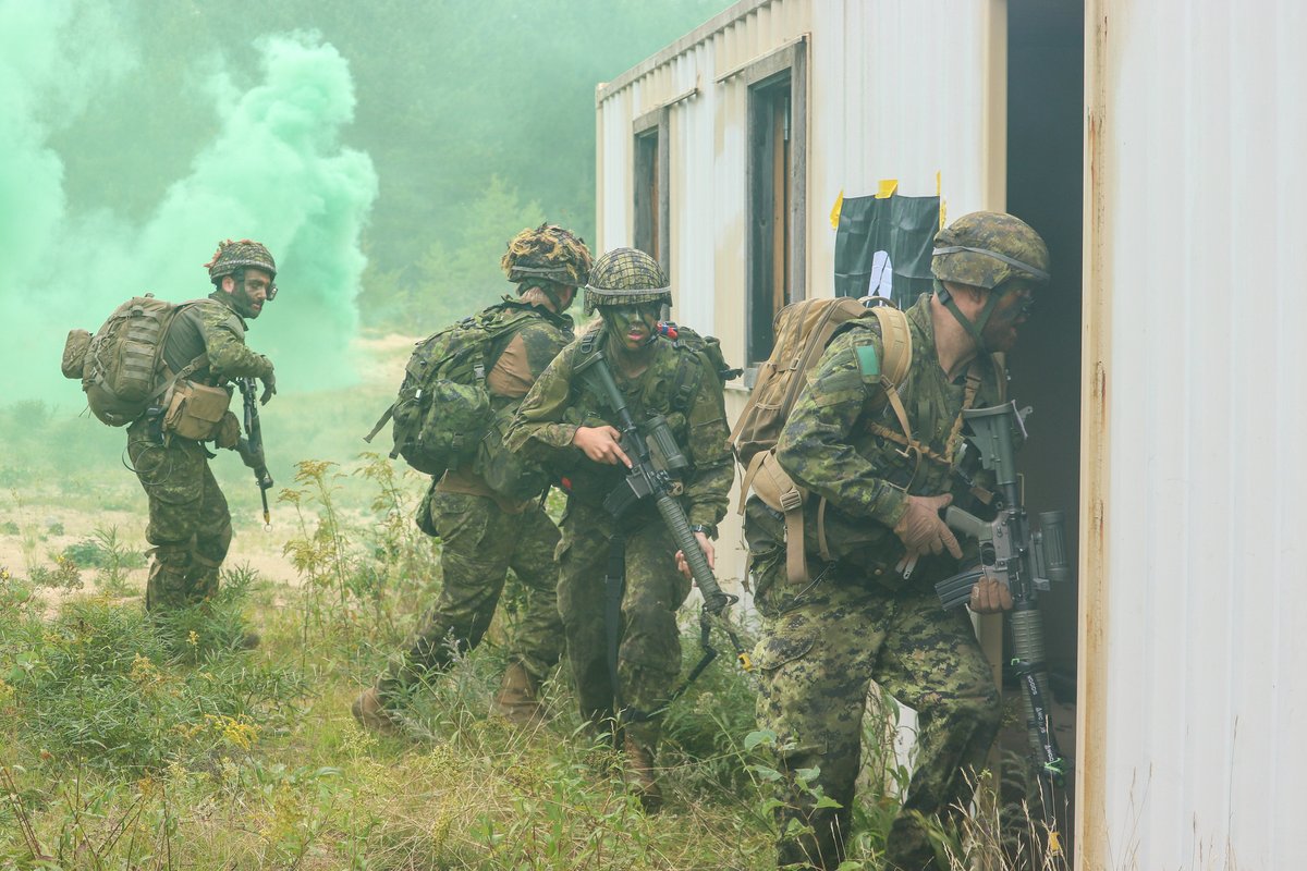 CanadianForces's tweet photo. Did you know that you can serve in the Canadian Armed Forces on a part-time basis? As a member of the Reserve Force, you can join our team and experience military life on a schedule that works for you! 1/3 https://t.co/o6weeYJ8IB
