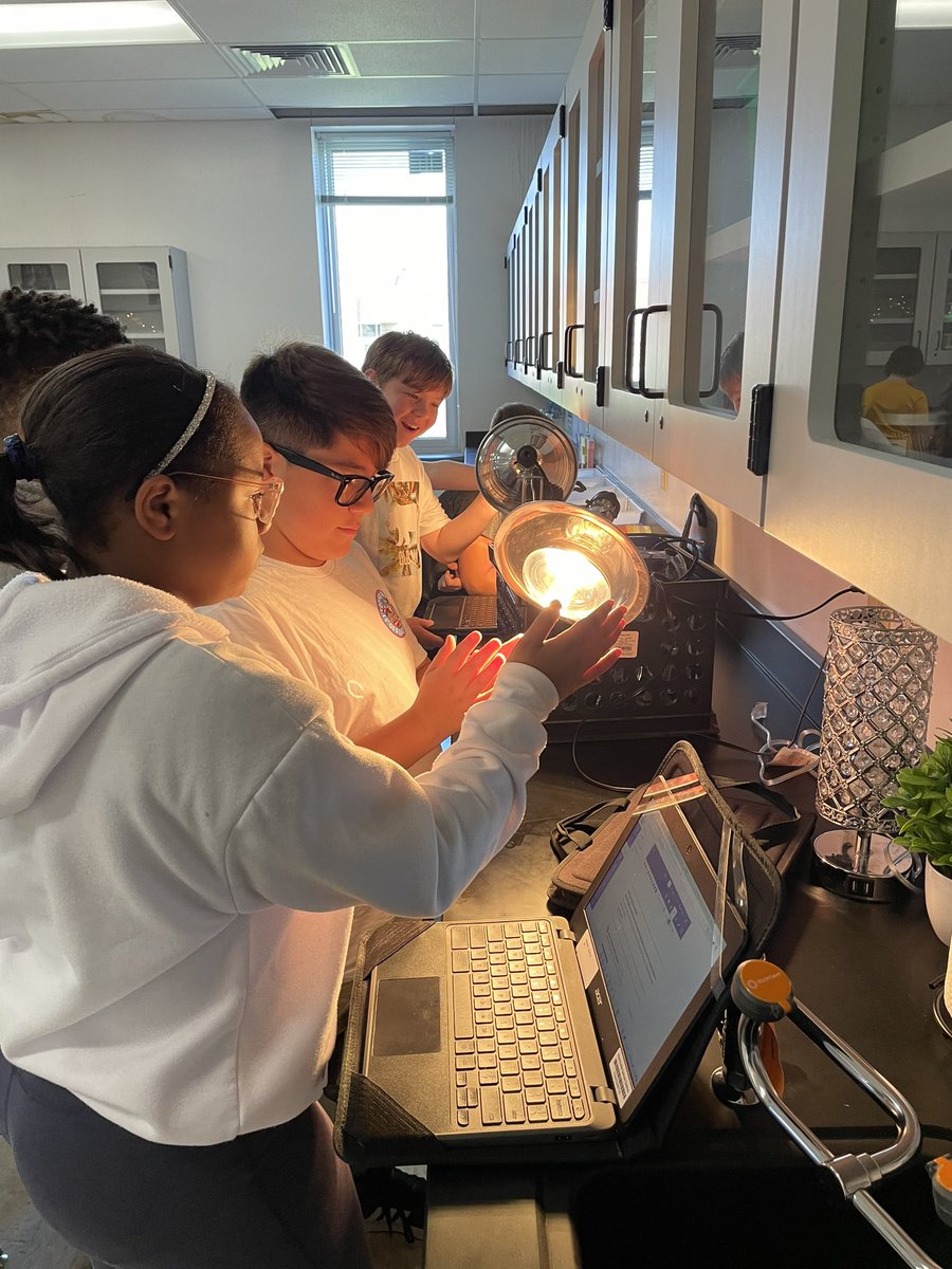 MannerClass's tweet image. Discovering different ways thermal energy transfers: is it conduction, convection, or radiation? @WSMSwolves #WeAreWentzville @wustlisp