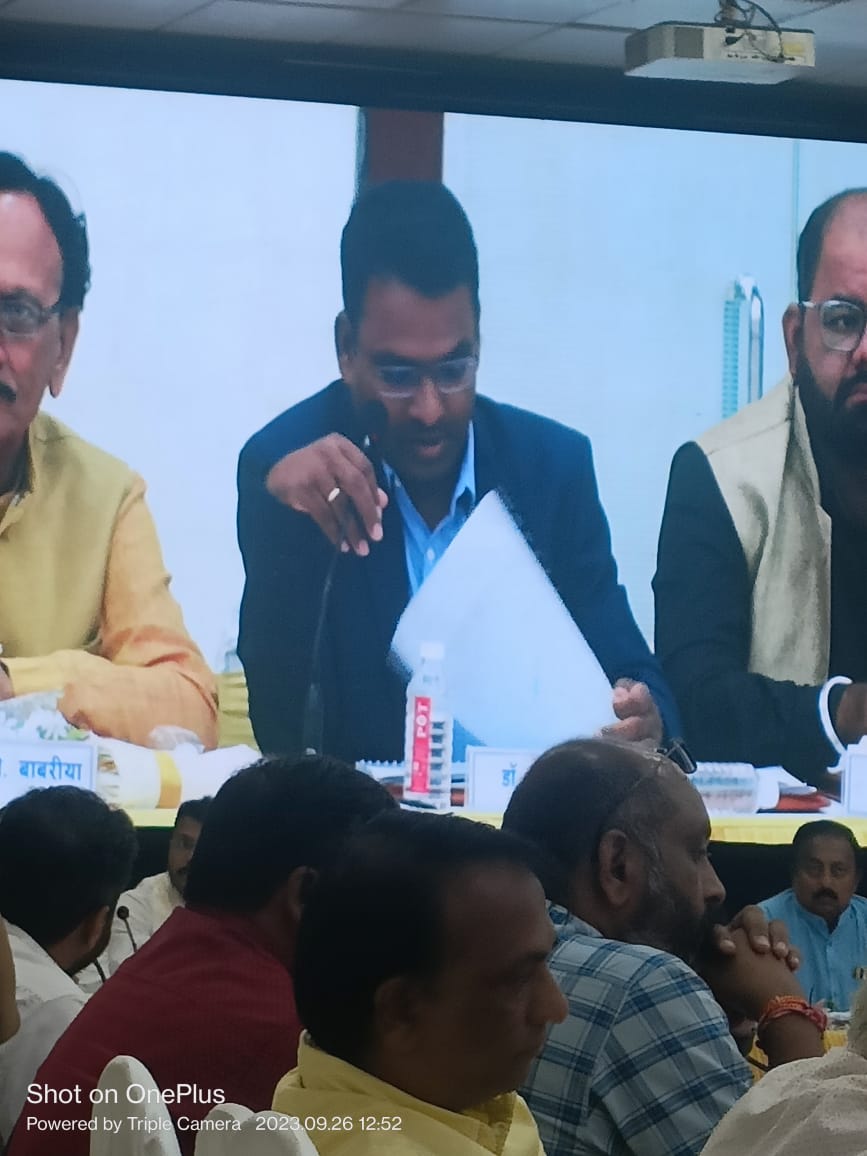 ASirvaiyya's tweet photo. Had an impactful discussion at the ZRUCC meeting, @WesternRly in #Mumbai! Presented my ideas as a #ZRUCC member on #trainCleanliness, affordable drinking water, and youth employment. proposed a nationwide #CleanRailCampaign with passenger involvement.🚆 
@RailMinIndia @PMOIndia https://t.co/UuTeX4Edgv
