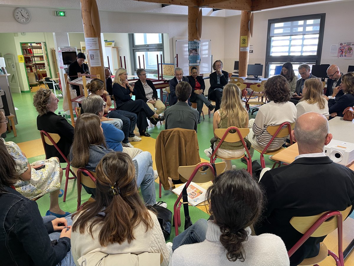 RCValdeLoire's tweet photo. #Lycées 🏫 
↪️ Les visites de rentrée continuent dans les établissements du #CentreValdeLoire : hier en #Touraine, le Président @fbonneau accompagné des élus régionaux du territoire 👥

🧐 Au programme :

1/5 ⤵️ https://t.co/7l761Z41lp
