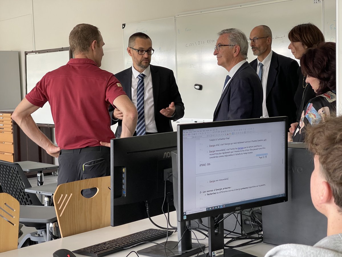 RCValdeLoire's tweet photo. #Lycées 🏫 
↪️ Les visites de rentrée continuent dans les établissements du #CentreValdeLoire : hier en #Touraine, le Président @fbonneau accompagné des élus régionaux du territoire 👥

🧐 Au programme :

1/5 ⤵️ https://t.co/7l761Z41lp