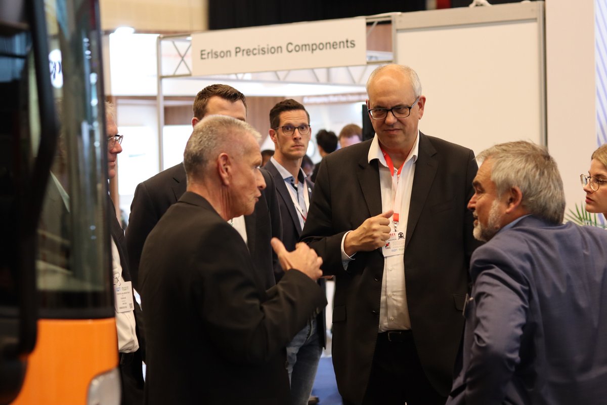 ENGINIUSbyFAUN's tweet photo. Tag 1 der… ist vorrüber.
Tolle Gäste, darunter Bremens Bürgermeister @AndreasBovensc1.
Wir haben uns sehr über die Stippvisite gefreut.  
➡️  WO: Messe Bremen/Halle 7, Stand D75
.
#Messe #Hydrogen #Networking #H2Expo #Community #ENGINIUS #enginiusway #faun https://t.co/TW14kPF0yY