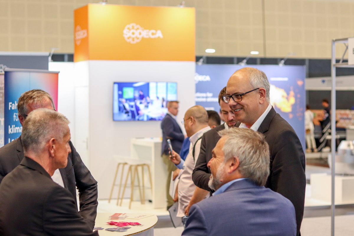ENGINIUSbyFAUN's tweet photo. Tag 1 der… ist vorrüber.
Tolle Gäste, darunter Bremens Bürgermeister @AndreasBovensc1.
Wir haben uns sehr über die Stippvisite gefreut.  
➡️  WO: Messe Bremen/Halle 7, Stand D75
.
#Messe #Hydrogen #Networking #H2Expo #Community #ENGINIUS #enginiusway #faun https://t.co/TW14kPF0yY