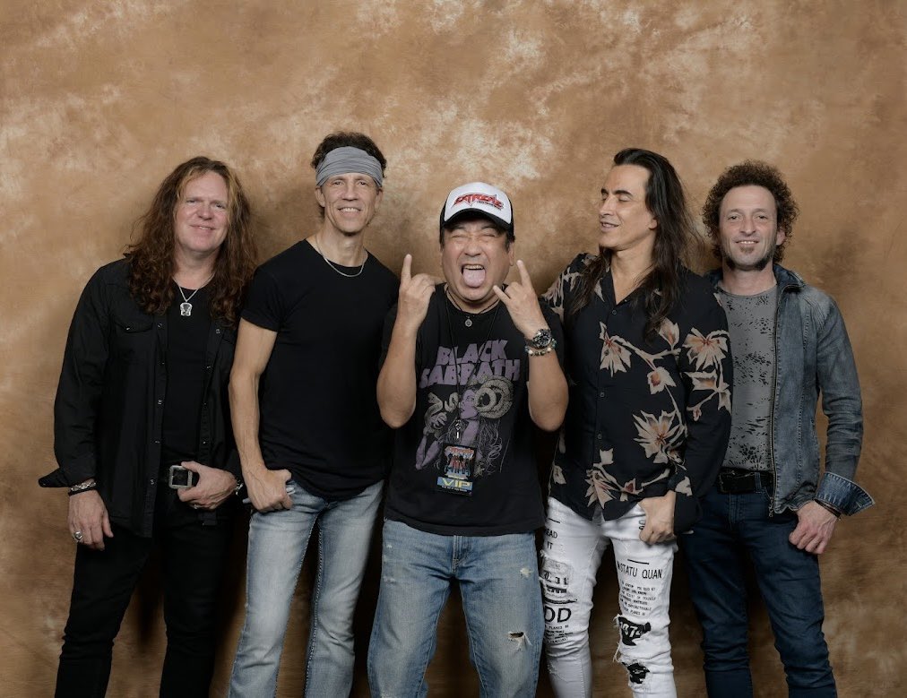 Mort_ou_vivant's tweet image. Extreme
JAPAN TOUR
ZeppHaneda
27.09.2023
VIP ミート&amp;amp;グリート
写真撮影時、NunoがTシャツをツンツンしてイジって来たので🤪てやったらNunoが😳てなっててワロタ🤣🤣🤣
一枚目は普通に写ってます✌️
楽しいミーグリでしたww
#Extreme 
 #ExtremeVIP