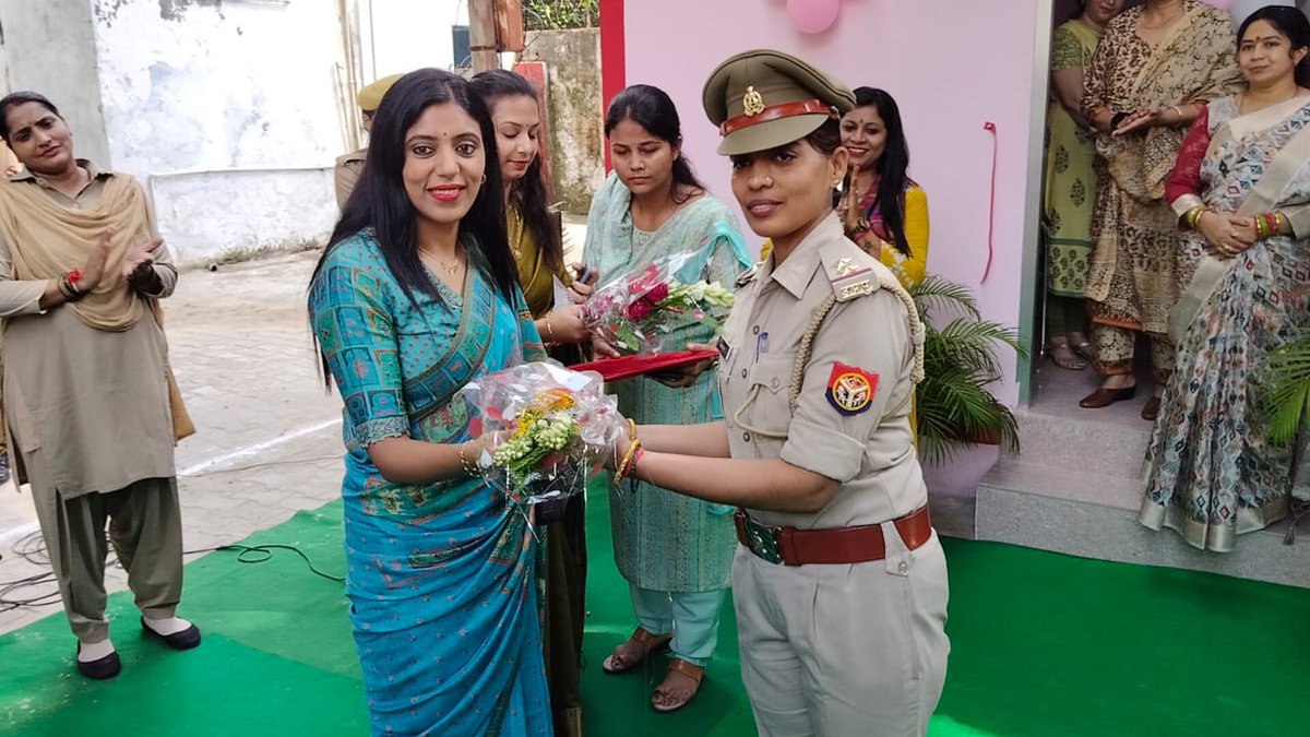 KHERI POLICE (@kheripolice) on Twitter photo मा0 मुख्यमंत्री उ0प्र0 की घोषणा के अनुसार #SPKheri <a href="/GaneshPdSaha/">Ganesh prasad saha</a> द्वारा महिला उ0नि0 श्रद्धा सिंह को थानाध्यक्ष निघासन नियुक्त किया गया। इस अवसर पर अध्यक्षा आकांक्षा समिति, श्रीमती अल्पना सिंह व अध्यक्षा वामा सारथी, डॉ0 कोमल साहा द्वारा उ0नि0 श्रद्धा सिंह को बुके देकर बधाई दी गई। मा0 मुख्यमंत्री उ0प्र0 की घोषणा के अनुसार #SPKheri <a href="/GaneshPdSaha/">Ganesh prasad saha</a> द्वारा महिला उ0नि0 श्रद्धा सिंह को थानाध्यक्ष निघासन नियुक्त किया गया। इस अवसर पर अध्यक्षा आकांक्षा समिति, श्रीमती अल्पना सिंह व अध्यक्षा वामा सारथी, डॉ0 कोमल साहा द्वारा उ0नि0 श्रद्धा सिंह को बुके देकर बधाई दी गई।