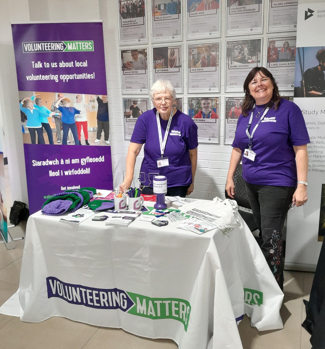 Excited to take part in @PembsCollege Freshers' Day! We shared information on volunteering opportunities across Wales and engaging young people in volunteering. Huge thanks to Brenda, our wonderful volunteer, for supporting us on the stand!  #Volunteering #Wales #Community