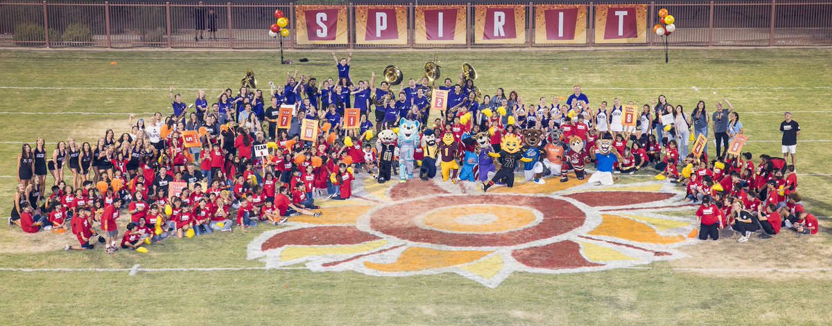 Got to meet up with so many of my friends last week to celebrate Spirit’s birthday with @Fiesta_Bowl! 🎉 Here’s to another trip around the Sun. 😸