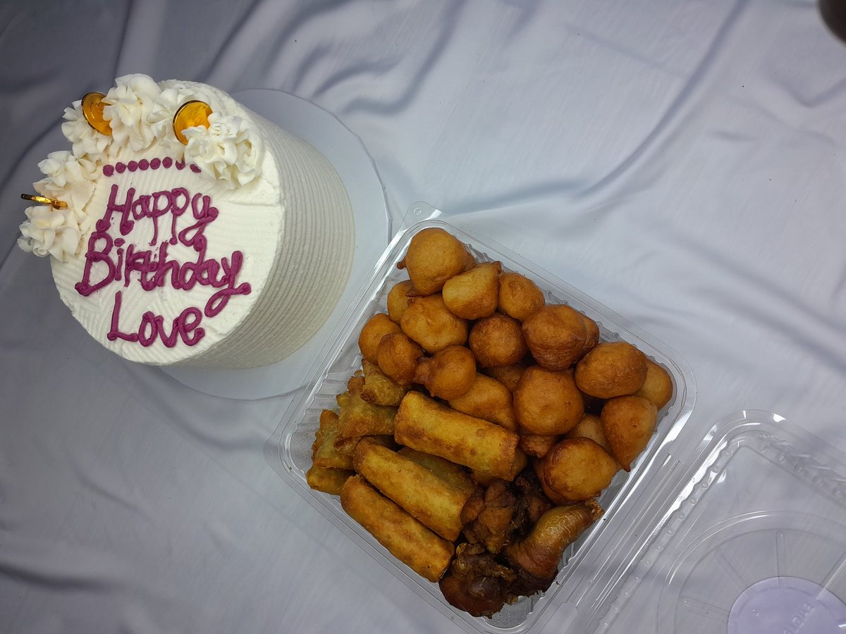 estyclassics's tweet photo. Ready to go buttercream cake 7" 2layers and small chops 20k. Fastest fingers https://t.co/Rx4tfIUkag