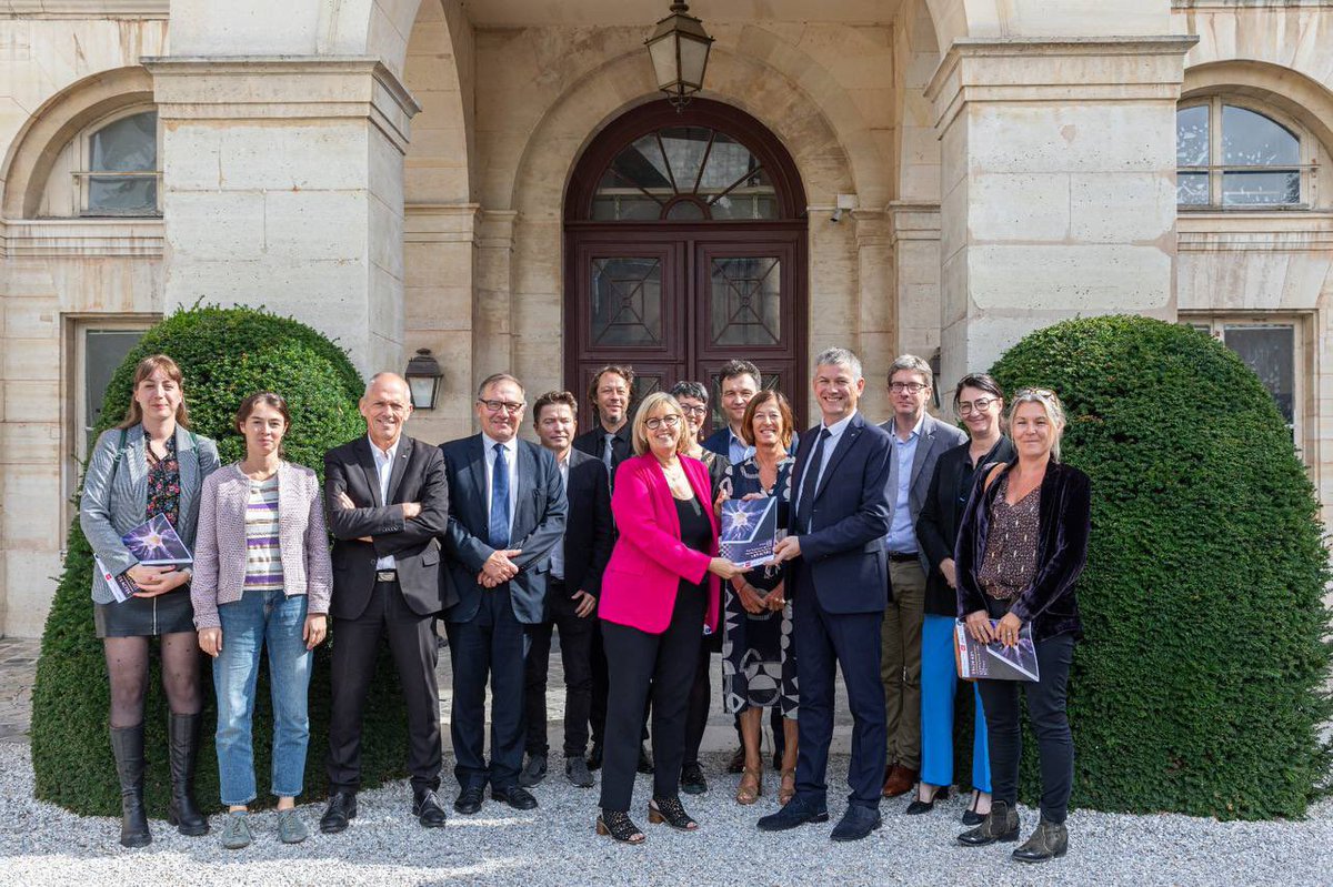 sretailleau's tweet photo. Après la remise des actes des Assises des mathématiques, j'ai annoncé un programme de recherche #France2030 de 50M€ dédié aux mathématiques. 

Il permettra à nos chercheurs de contribuer encore ➕ à la réponse apportée par la science aux défis sociétaux que nous devons relever ! https://t.co/3l2XFYYNMj
