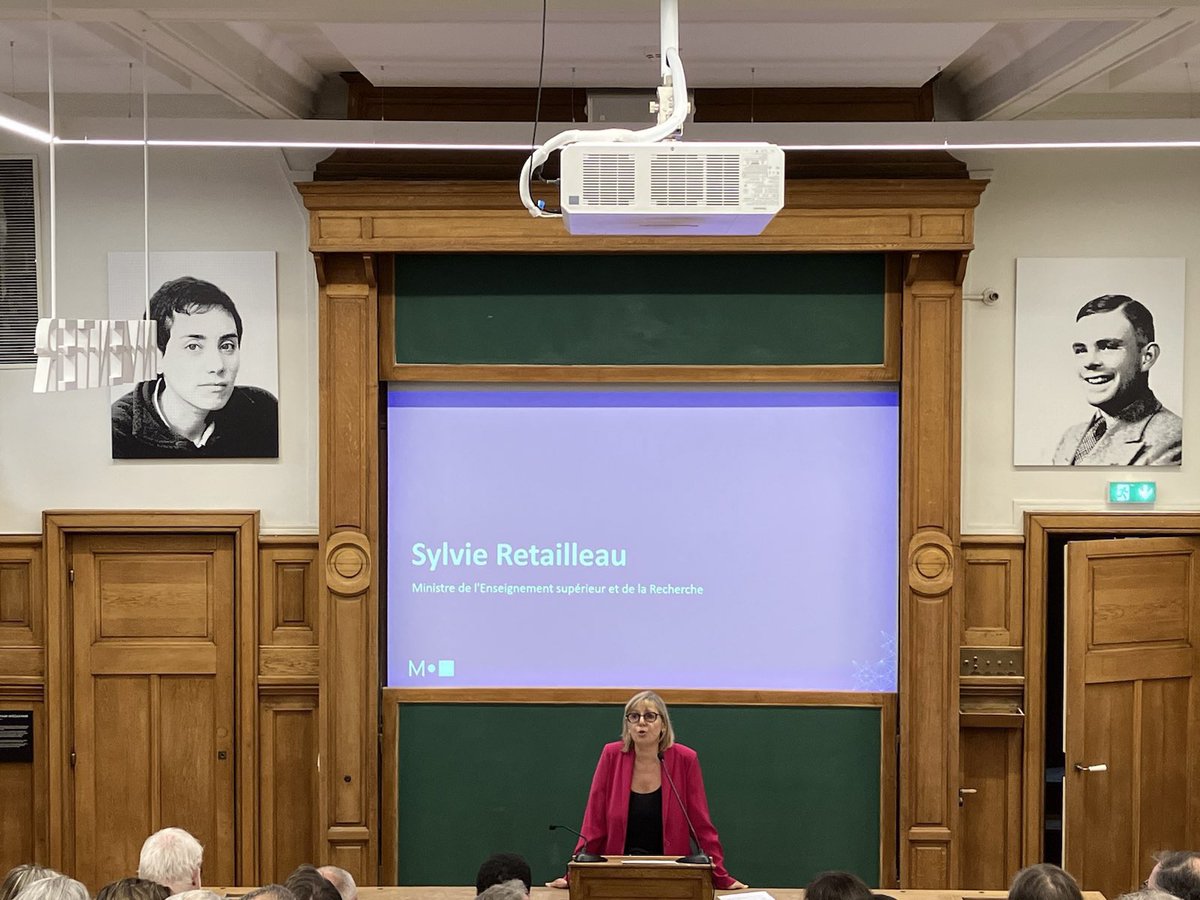 sretailleau's tweet photo. Après la remise des actes des Assises des mathématiques, j'ai annoncé un programme de recherche #France2030 de 50M€ dédié aux mathématiques. 

Il permettra à nos chercheurs de contribuer encore ➕ à la réponse apportée par la science aux défis sociétaux que nous devons relever ! https://t.co/3l2XFYYNMj