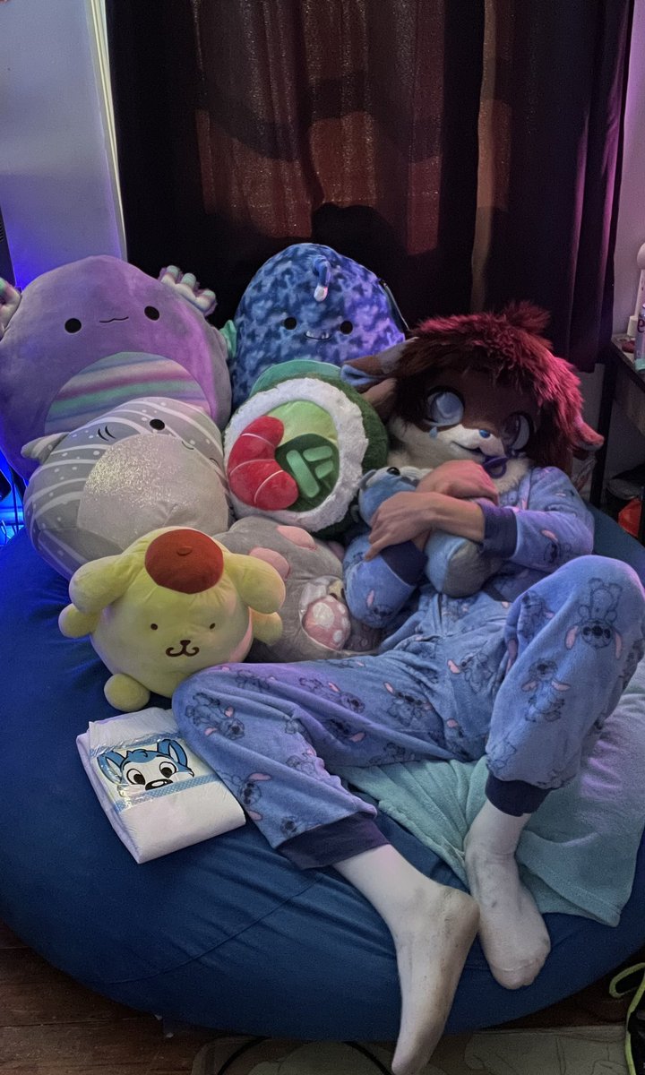 Smol_beanBlu's tweet photo. There's room for 2, wanna join? https://t.co/UEiXilwIkG