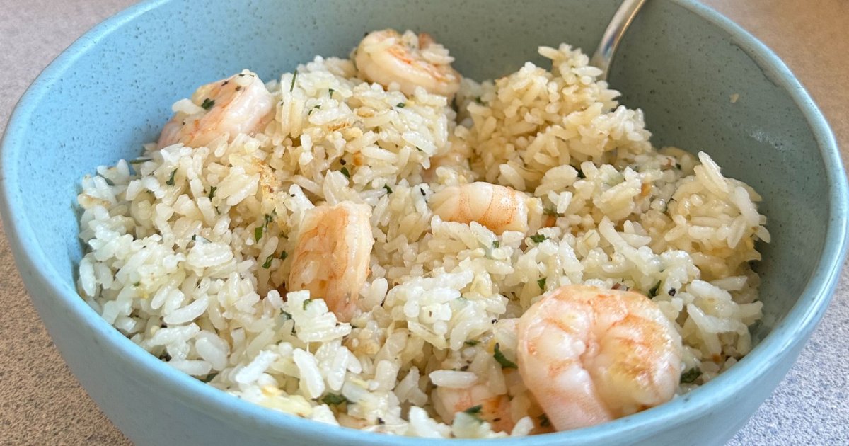 Yummy Garlic Butter Shrimp and Rice! 😍  Get our full recipe now at bit.ly/3taudDU.

#garlicbutter #shrimp #garlicshrimp #rice #recipe #smartrice #quickmeals