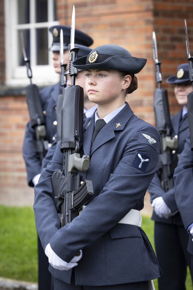 RAFHalton's tweet photo. Congratulations to the 34 recruits from Pearson intake 726 who graduated from the basic recruit training course at RAF Halton today.
Good luck to you all in your RAF careers.πͺ
#RAF #RAFRecruitment #OneTeamTrainingPeopleForDefence https://t.co/IzO0L82Y7W