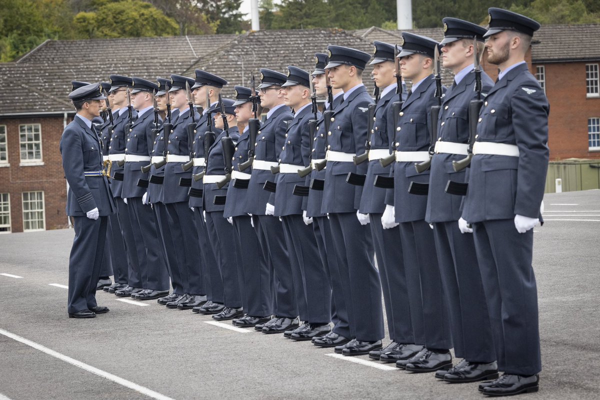 Congratulations to the 34 recruits from Pearson intake 726 who graduated from the basic recruit training course at RAF Halton today. Good luck to you all in your RAF careers.💪 #RAF #RAFRecruitment #OneTeamTrainingPeopleForDefence