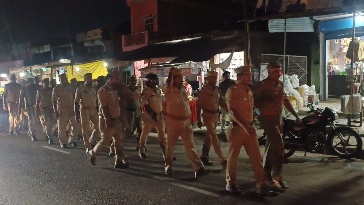 bastipolice's tweet photo. #BastiPolice थानाध्यक्ष नगर मय पुलिस बल द्वारा थाना क्षेत्रांतर्गत भीड़-भाड़ वाले स्थानों/कस्बा/चौराहों आदि जगहों पर पैदल गश्त कर, संदिग्ध व्यक्तियों/वाहनों की संघन चेकिंग कर, आमजन से संवाद स्थापित कर उनको सुरक्षा/शांति का एहसास कराया गया | https://t.co/g3szfAcCpW
