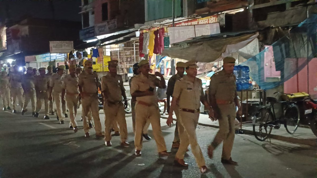 bastipolice's tweet photo. #BastiPolice थानाध्यक्ष नगर मय पुलिस बल द्वारा थाना क्षेत्रांतर्गत भीड़-भाड़ वाले स्थानों/कस्बा/चौराहों आदि जगहों पर पैदल गश्त कर, संदिग्ध व्यक्तियों/वाहनों की संघन चेकिंग कर, आमजन से संवाद स्थापित कर उनको सुरक्षा/शांति का एहसास कराया गया | https://t.co/g3szfAcCpW
