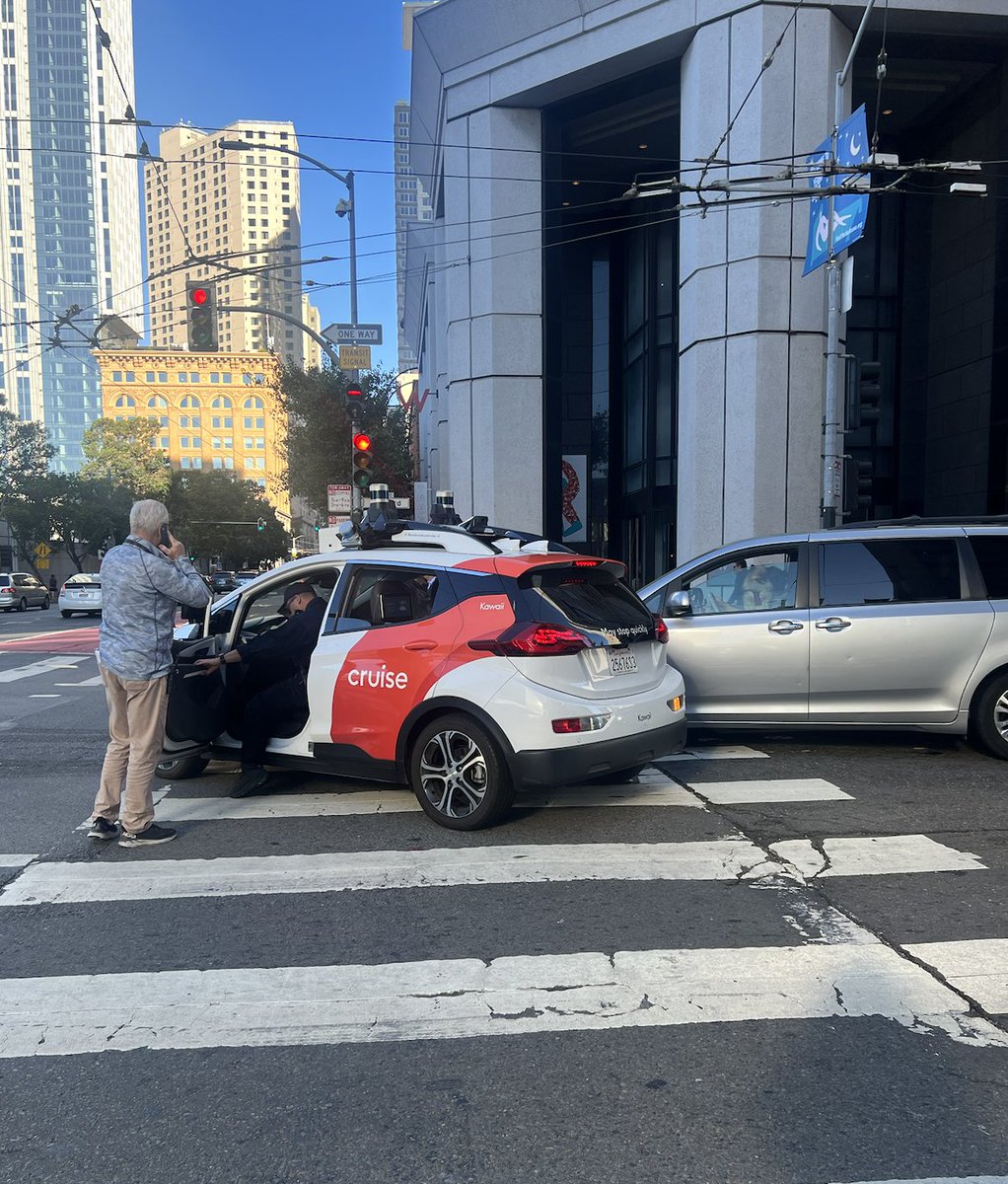 Just saw a Cruise driverless car stuck in the middle of Financial District in SF. It's blocking traffic and causing a major headache for everyone. I'm starting to wonder if these cars are really ready for prime time. [@Cruise] #driverlesscars #SF #traffic