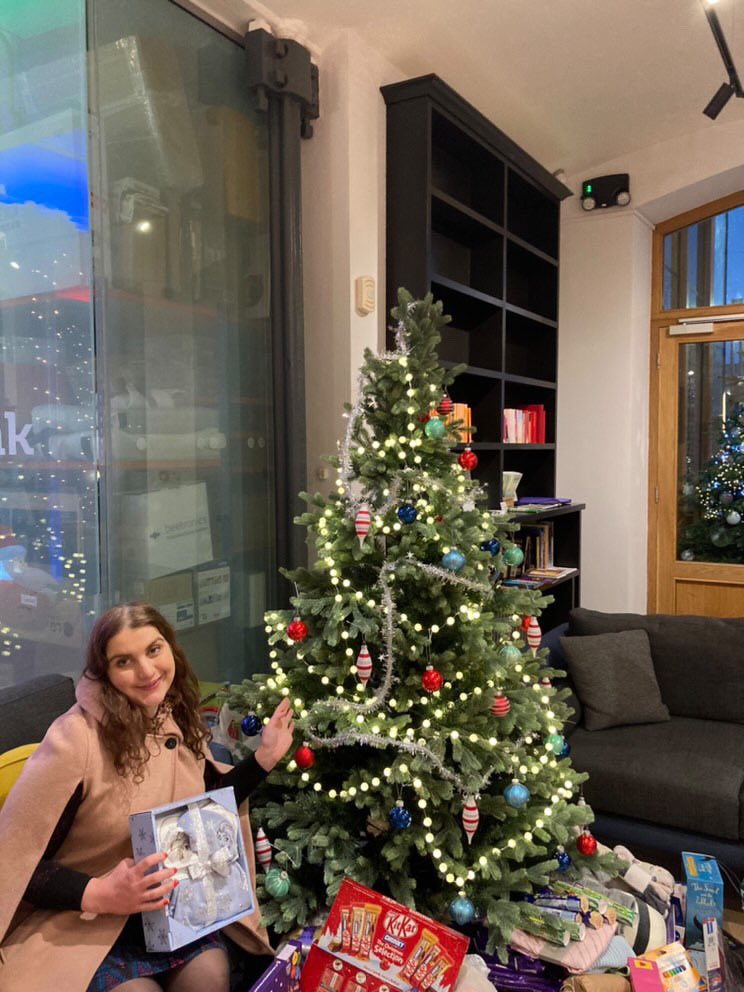1/ Hello, apologies for the Christmas-themed photo, but I recently met Lisa who works at Marshall’s Mill in Holbeck, and we got chatting about collections she’s been organising for the last nine years on behalf of Leeds Women’s Aid for the local children’s and women’s refuge.