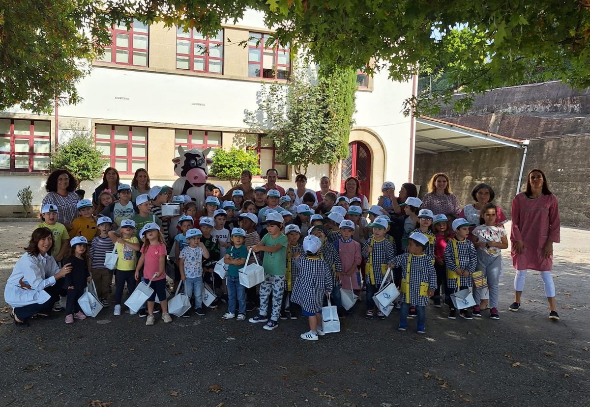 ALIP_Interprof's tweet image. A
@ALIP_Interprof🥛 assinalou o #diamundialdoleiteescolar com uma visita à comunidade escolar da EB / JI de Ordem, em Lousada. Uma manhã recheada de conhecimento, muita animação e, claro, de lácteos para as cerca de 70 crianças, pessoal docente e não docente. #maisleite