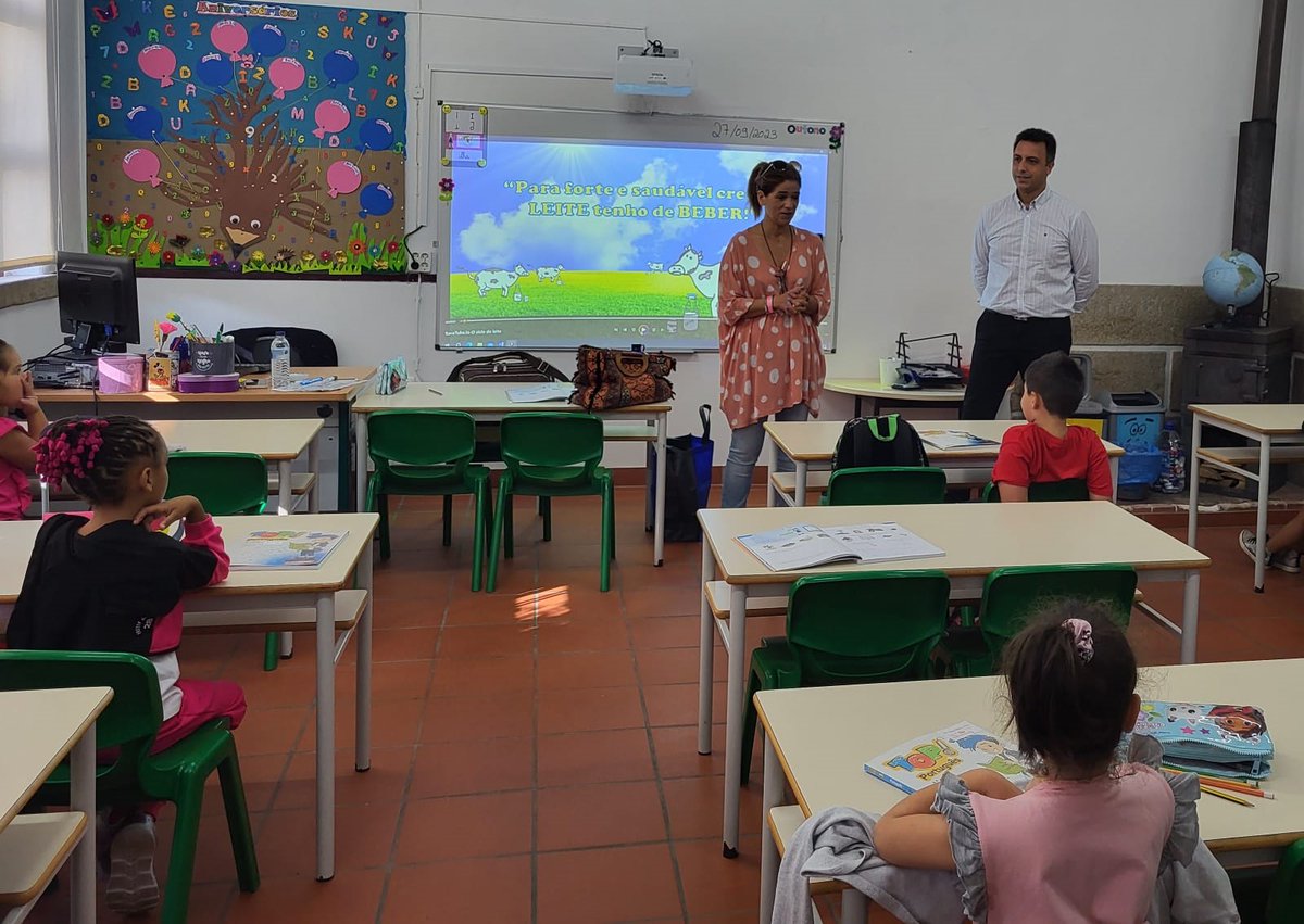 ALIP_Interprof's tweet image. A
@ALIP_Interprof🥛 assinalou o #diamundialdoleiteescolar com uma visita à comunidade escolar da EB / JI de Ordem, em Lousada. Uma manhã recheada de conhecimento, muita animação e, claro, de lácteos para as cerca de 70 crianças, pessoal docente e não docente. #maisleite