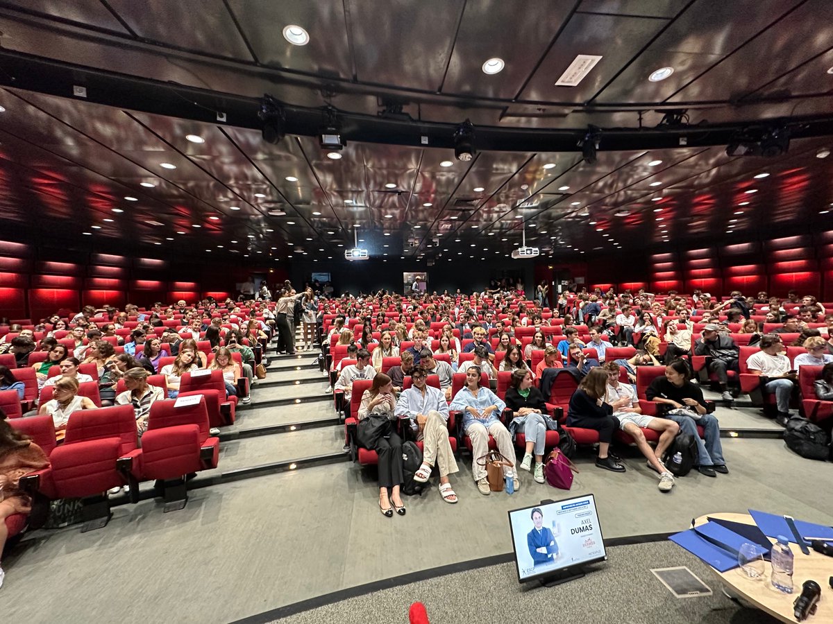 L'amphithéâtre Jacques Coeur du nouveau campus de Champerret d'<a href="/ESCP_bs/">ESCP Business School</a> rempli pour la conférence d'Axel DUMAS, président et fondateur d'<a href="/Hermes_Paris/">Hermès</a>  !
