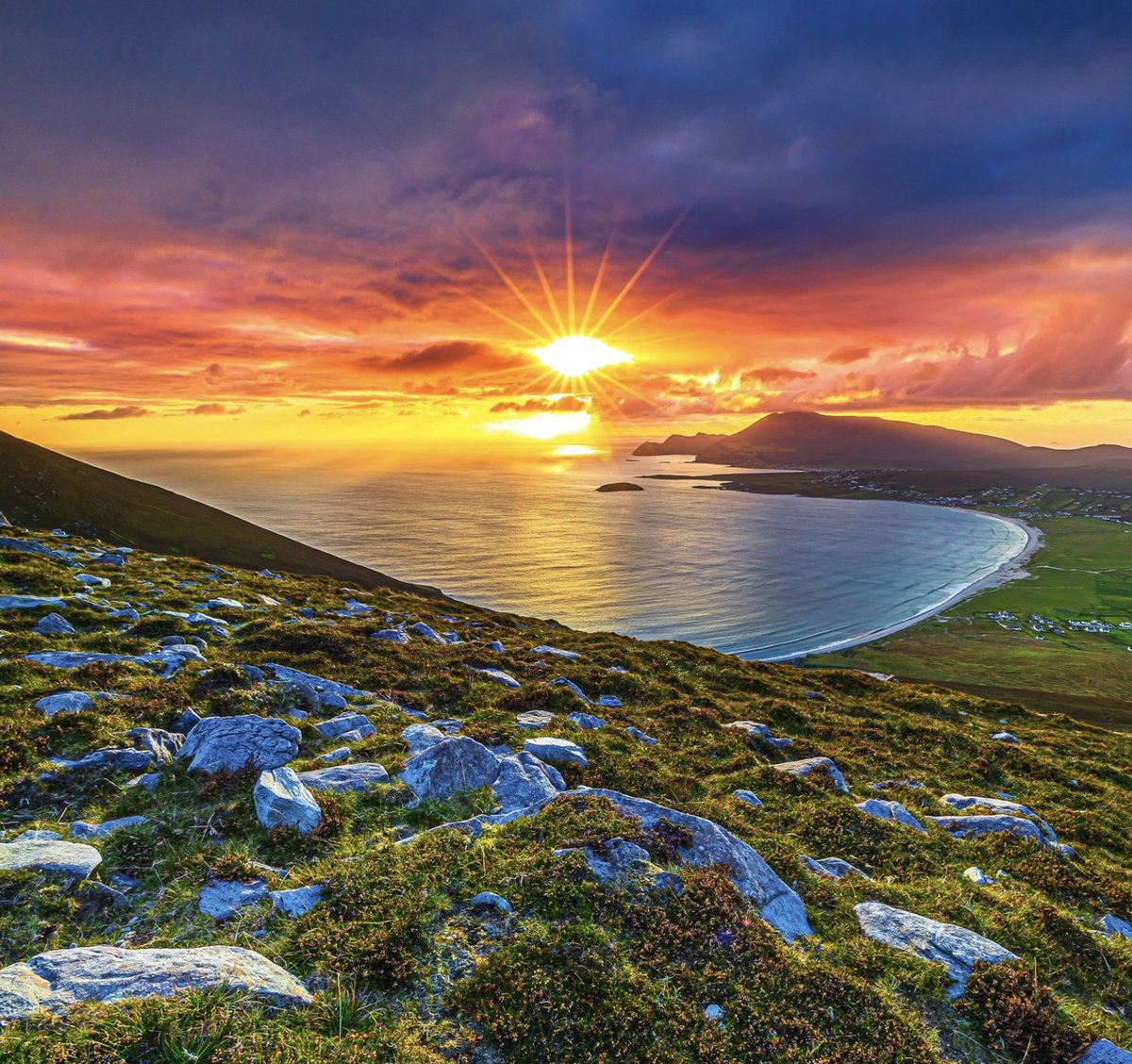 Sunsets like these: nature's masterpiece 🌇 ⛅
📍 Achill Island, Ireland

#sunsets #Ireland #island  #nature