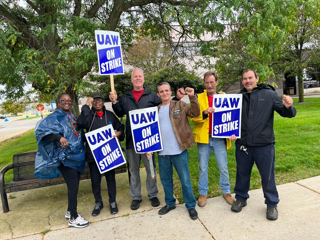 🧵Yesterday, Israel Cervantes, an ex-GM worker in Mexico, joined the #UAW Local 1248 (MOPAR) picket line in Center Line, MI.