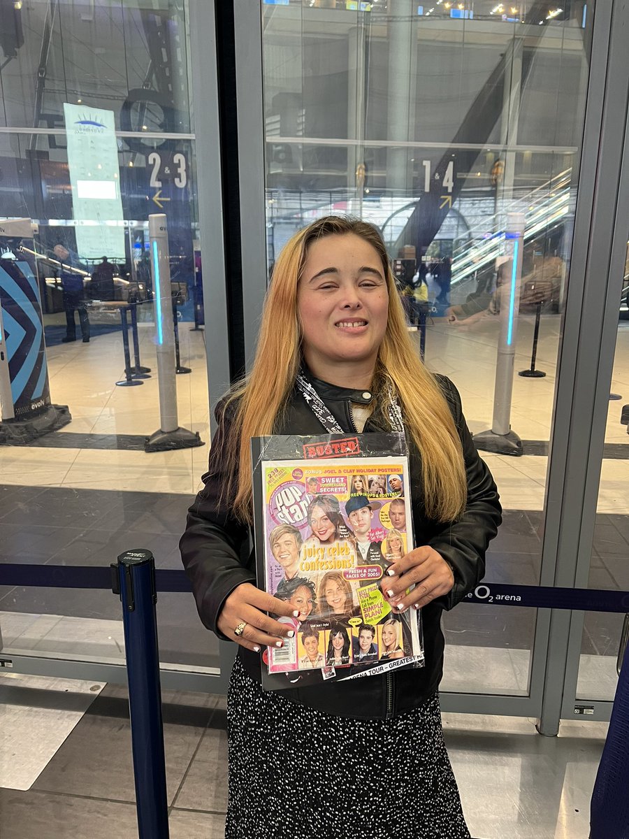 laura_boybands's tweet photo. Hi @busted @JamesBourne @charliesheen @mattjwillis ! 
I’m from America and I was in VIP and too scared to speak! It was nice to meet you! https://t.co/ostFHCgylN