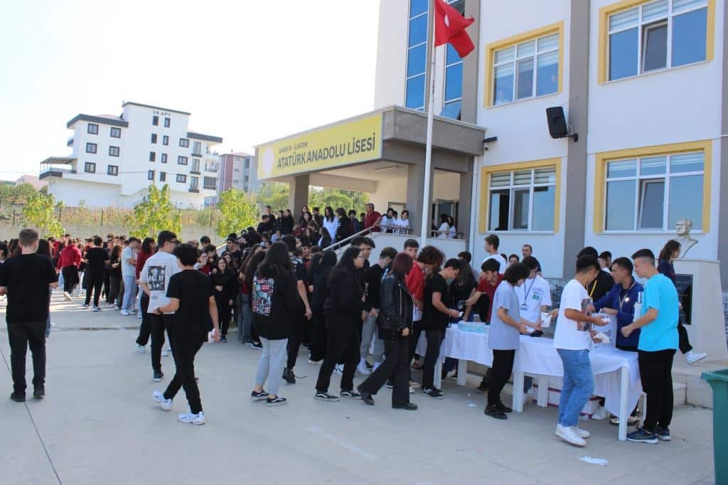 Okulumuz bahçesinde Peygamberimiz Hz. Muhammed(s.a.v.)Efendimizin dünyaya teşriflerinin yıldönümü dolayısı ile öğrencilerimize , öğretmenlerimize ve personelimize lokum ve kandil simidi ikramı yapılmıştır.