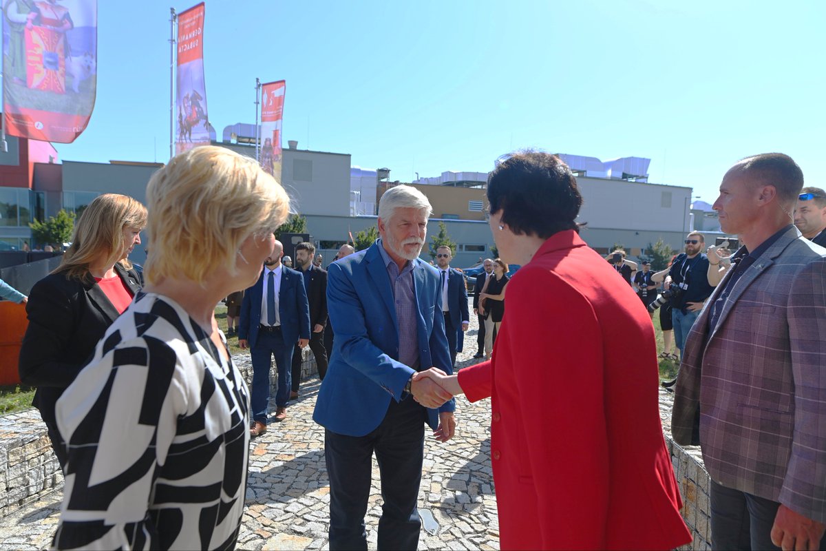 ARUBrno's tweet photo. Dnes navštívil Hradisko u Mušova @prezidentpavel v doprovodu @JanGrolich. Podle ředitele @ARUBrno Balázse Komoróczyho se jednalo o "již třetí návštěvu tohoto místa vrchním velitelem ozbrojených sil. Předchozím byl prezident T. G. Masaryk a tím prvním císař Marcus Aurelius". https://t.co/uTms1LwOAO