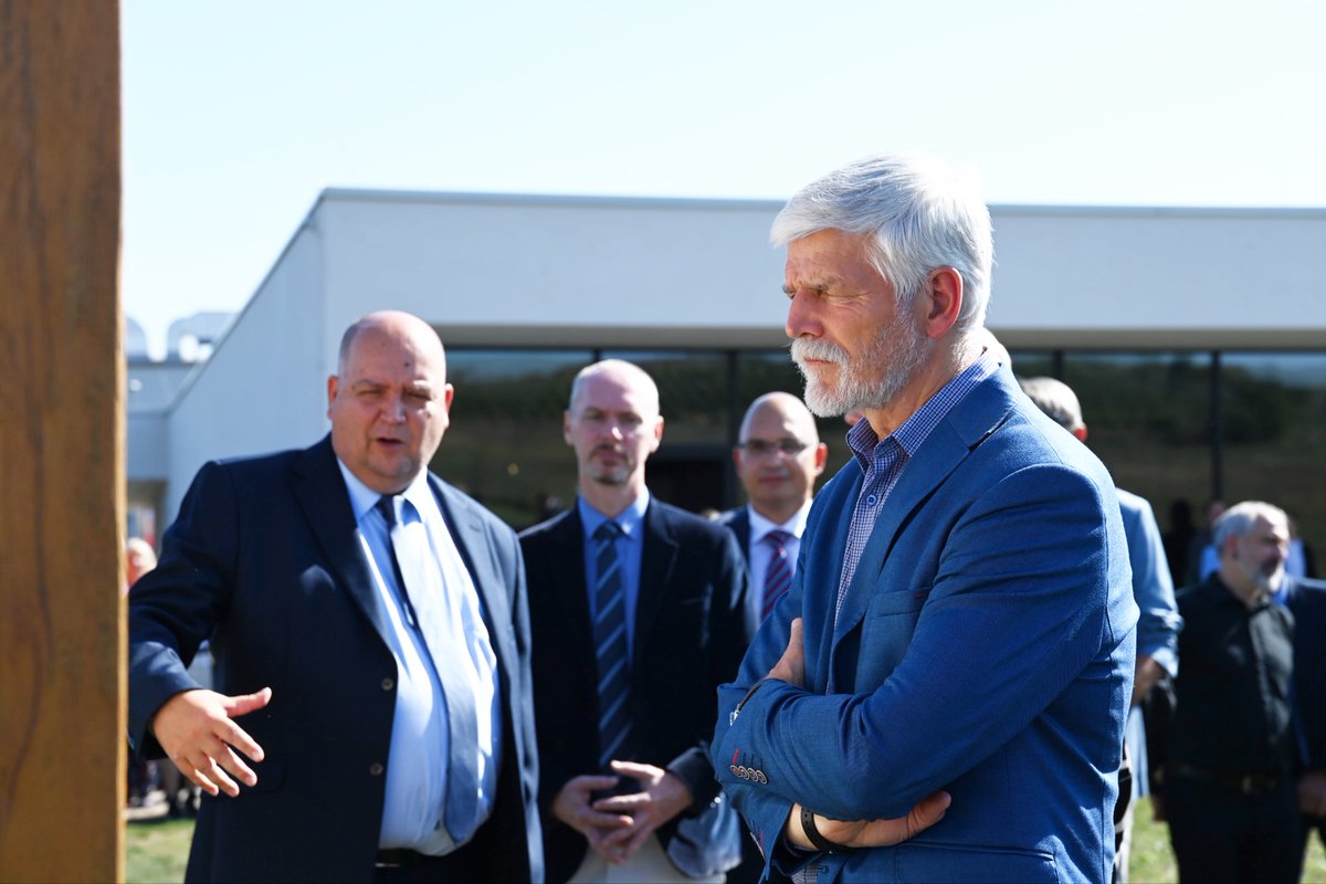 ARUBrno's tweet photo. Dnes navštívil Hradisko u Mušova @prezidentpavel v doprovodu @JanGrolich. Podle ředitele @ARUBrno Balázse Komoróczyho se jednalo o "již třetí návštěvu tohoto místa vrchním velitelem ozbrojených sil. Předchozím byl prezident T. G. Masaryk a tím prvním císař Marcus Aurelius". https://t.co/uTms1LwOAO