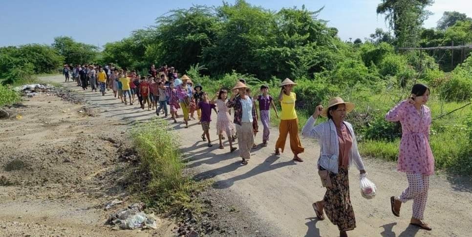DemoRevoMM's tweet photo. An anti-coup revolutionary protest in a village from Sagaing region.

#2023Sep27Coup #WhatsHappeningInMyanmar https://t.co/dPgtQXyrLr