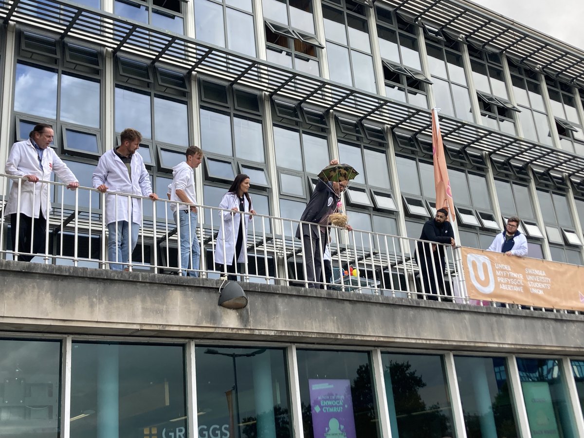 PGCEswanseauni's tweet photo. This week #PGCEScience teamed up with #PGCEDandT and #PGCEComputerScience for an Egg Lander project! 🥚
Things were competitive but a lot of fun – especially the tie-breaker song to determine the winner! 🎵 😆
More about our Secondary programmes➡️https://t.co/4kBUXZpm7n https://t.co/y4Q8RMiZPR