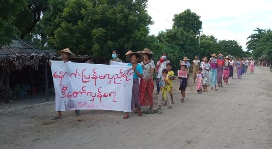 ActivistLittle's tweet photo. An anti-coup revolutionary protest in a village from Sagaing region.

#2023Sep27Coup #WhatsHappeningInMyanmar https://t.co/jtRtBLOn0f