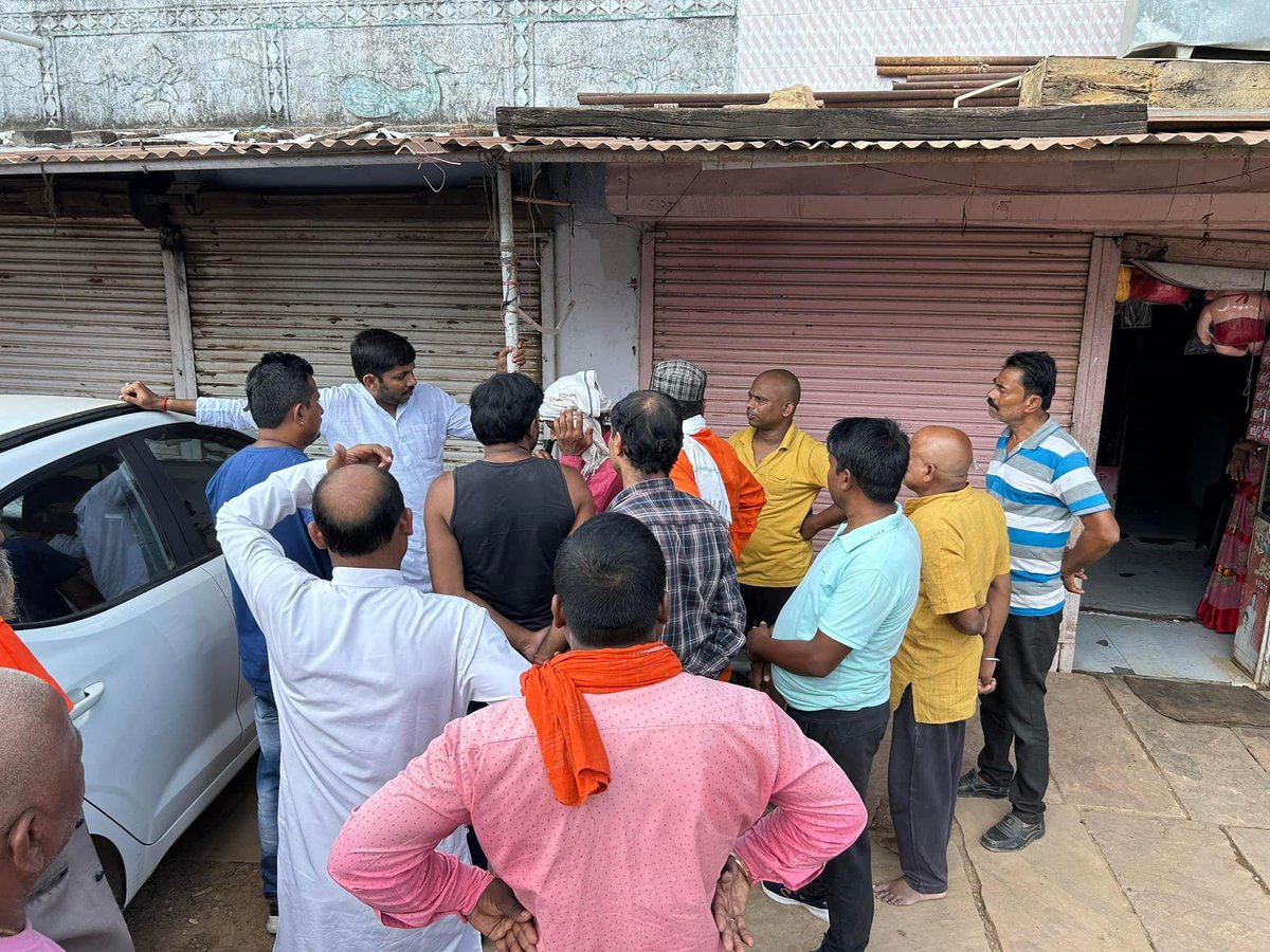 vivekgautam_bjp's tweet photo. 📍 देवतालाब विधानसभा क्षेत्र....

जनसंपर्क के दौरान अपने लोगों से मेल-मुलाकात कर कुशल क्षेम जाना। 

इस दौरान उपस्थित गणमान्य नागरिकों व प्रबुद्धजनों के साथ स्नेहिल भेंट-संवाद भी हुआ। 
#vivekgautambjp #BJP4Devtalav #devtalav72 https://t.co/pT1yl6O1uh