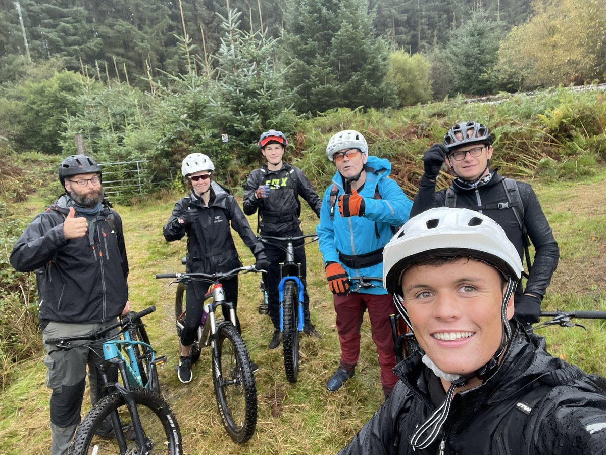 #NAParticipation 💛🖤 It was great to have @Jules_Fincham from Cycle Wild Scotland over to the island today to deliver Level 1 MTB Leader training to a number of staff/volunteers. Thanks again Jules, a fantastic day! @arranhigh @arranhighpe @NAActiveSchools @ahsmtbc