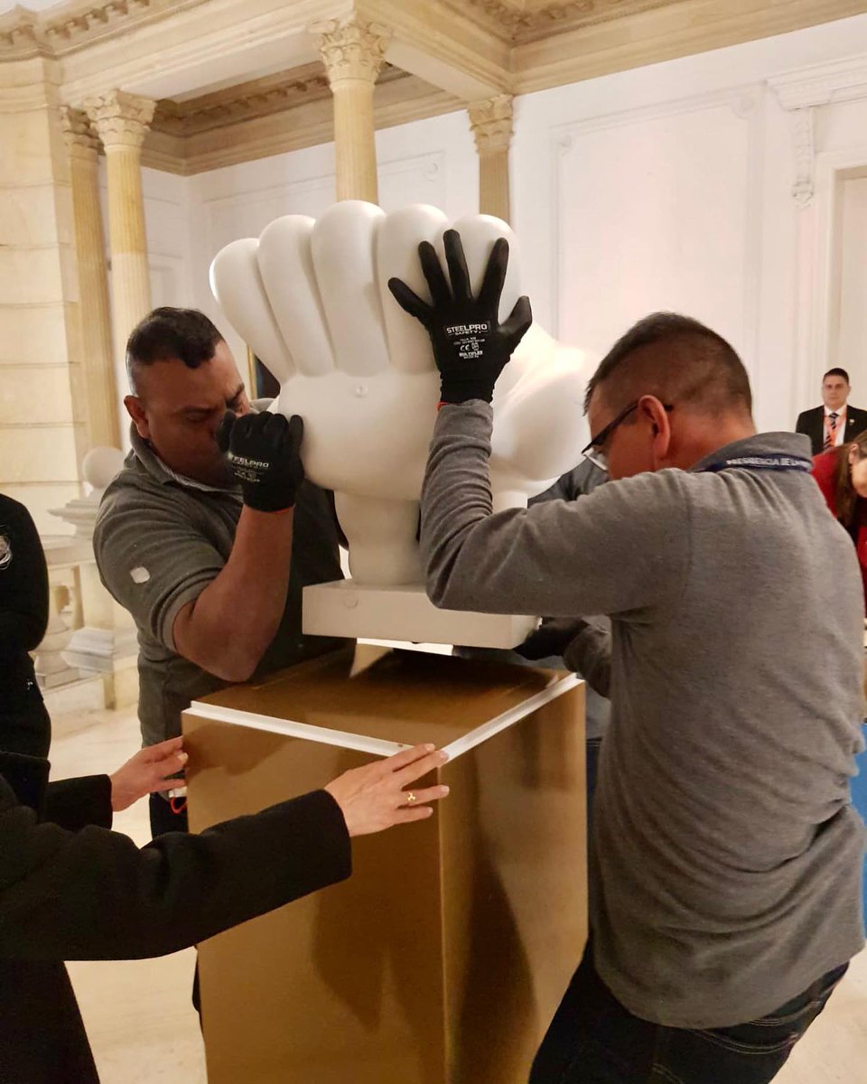 OProtocolo's tweet image. Con los respectivos honores presidenciales, la oficina de Protocolo de la Cámara de Representantes, hizo entrega formal a Casa de Nariño, de la Paloma de la Paz, la cual había sido recibida por orden presidencial para que acompañará el feretro del Maestro Fernando Botero.