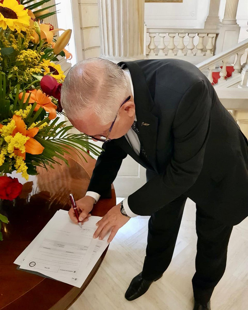 OProtocolo's tweet image. Con los respectivos honores presidenciales, la oficina de Protocolo de la Cámara de Representantes, hizo entrega formal a Casa de Nariño, de la Paloma de la Paz, la cual había sido recibida por orden presidencial para que acompañará el feretro del Maestro Fernando Botero.