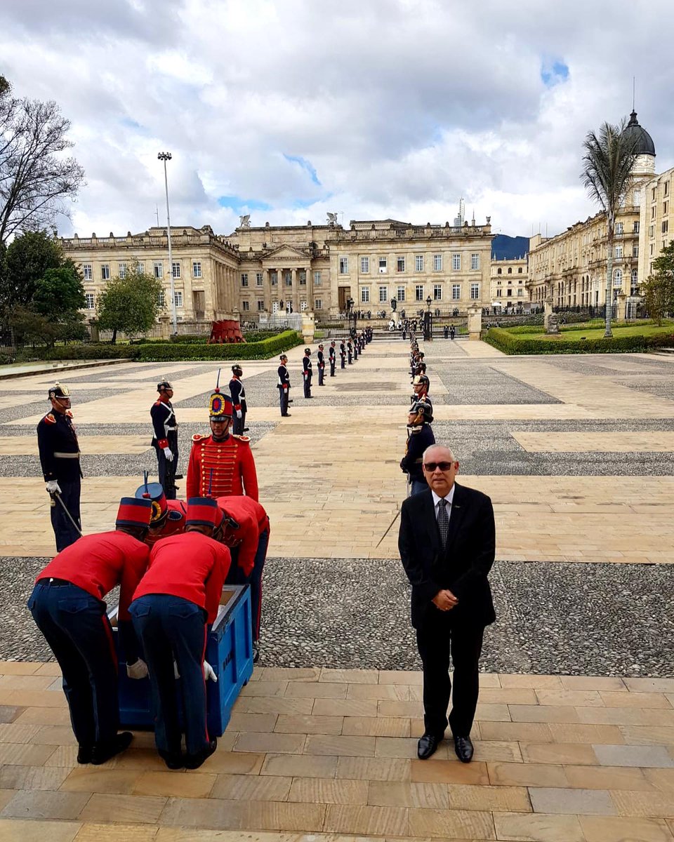 OProtocolo's tweet image. Con los respectivos honores presidenciales, la oficina de Protocolo de la Cámara de Representantes, hizo entrega formal a Casa de Nariño, de la Paloma de la Paz, la cual había sido recibida por orden presidencial para que acompañará el feretro del Maestro Fernando Botero.