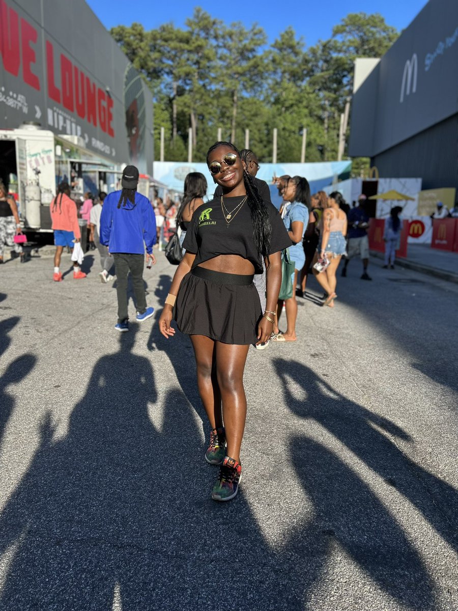 TheReelRi's tweet image. This past weekend @REVOLTworld 🌎Last year I worked as an ambassador collecting data at their Insights Lab. This year I attended &amp;amp; had so much fun networking, listening to panels, enjoying music &amp;amp; designing this tote @Walmart ‘s makers studio experience #revoltworld #weekendrecap