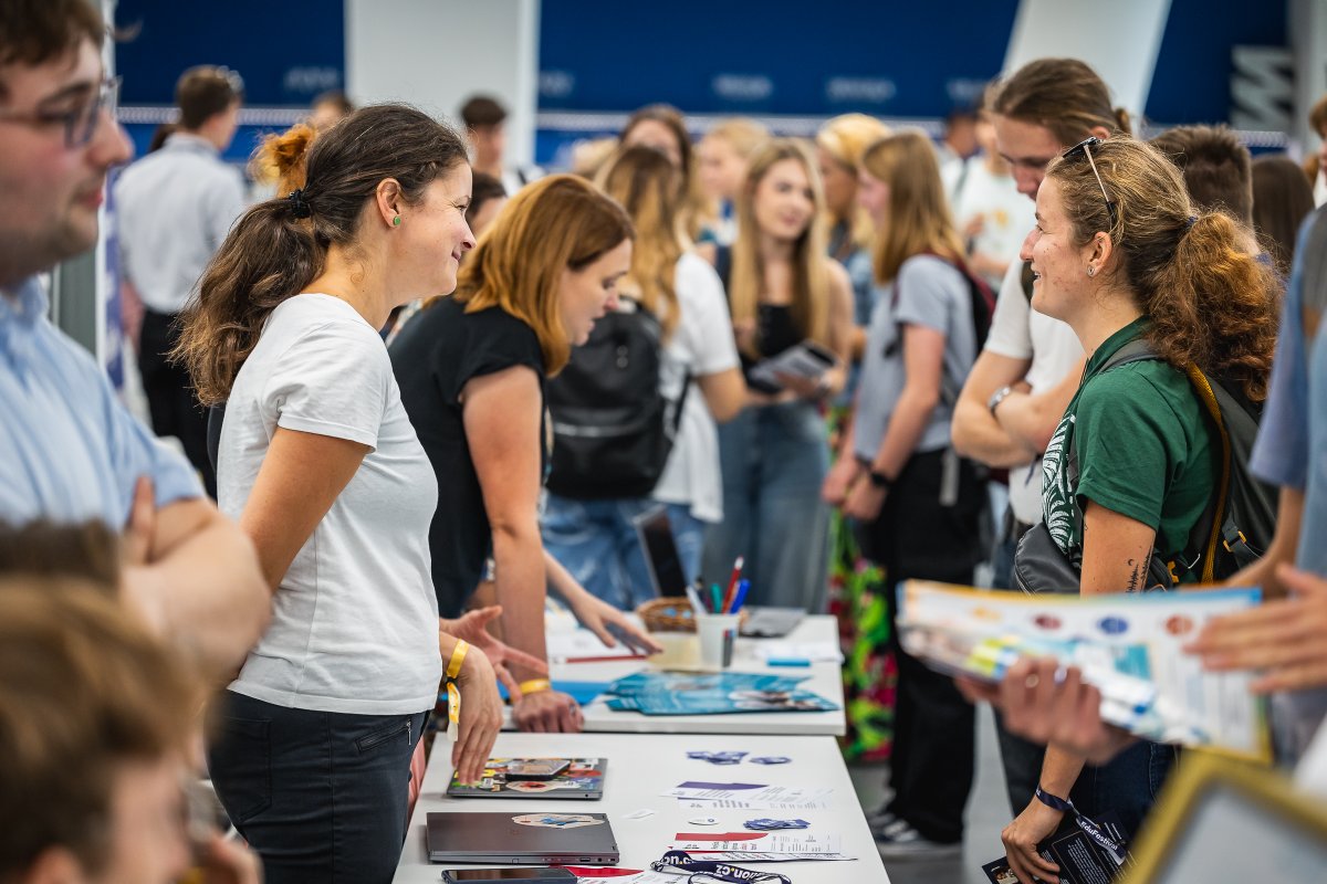 alesvopat's tweet photo. Včera jsem se byl asi na hodinku podívat na EduFestival od @Education_CZ abych udělal pár snímků pro @zacniucit. 

Něco málo tady a další na profilech ZÚ. https://t.co/qcaGtBCADN