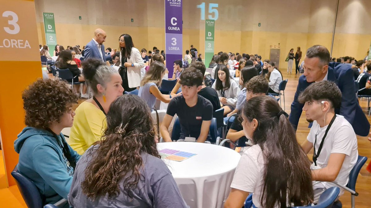 Innobasque's tweet photo. 14 ikastetxetako DBHko 4. mailako 800 euskal ikaslek 40 euskal erakundetako STEM eremuko 90 profesionalen esperientzia ezagutu dute jardunaldi honetan.
Hezkuntza Sailak antolatutako #STEAMSare 2023 jardunaldiak @Innobasque-ren laguntza eta @Elhuyar-ren parte-hartzea.#STEAMEuskadi https://t.co/6HxWds1oIA